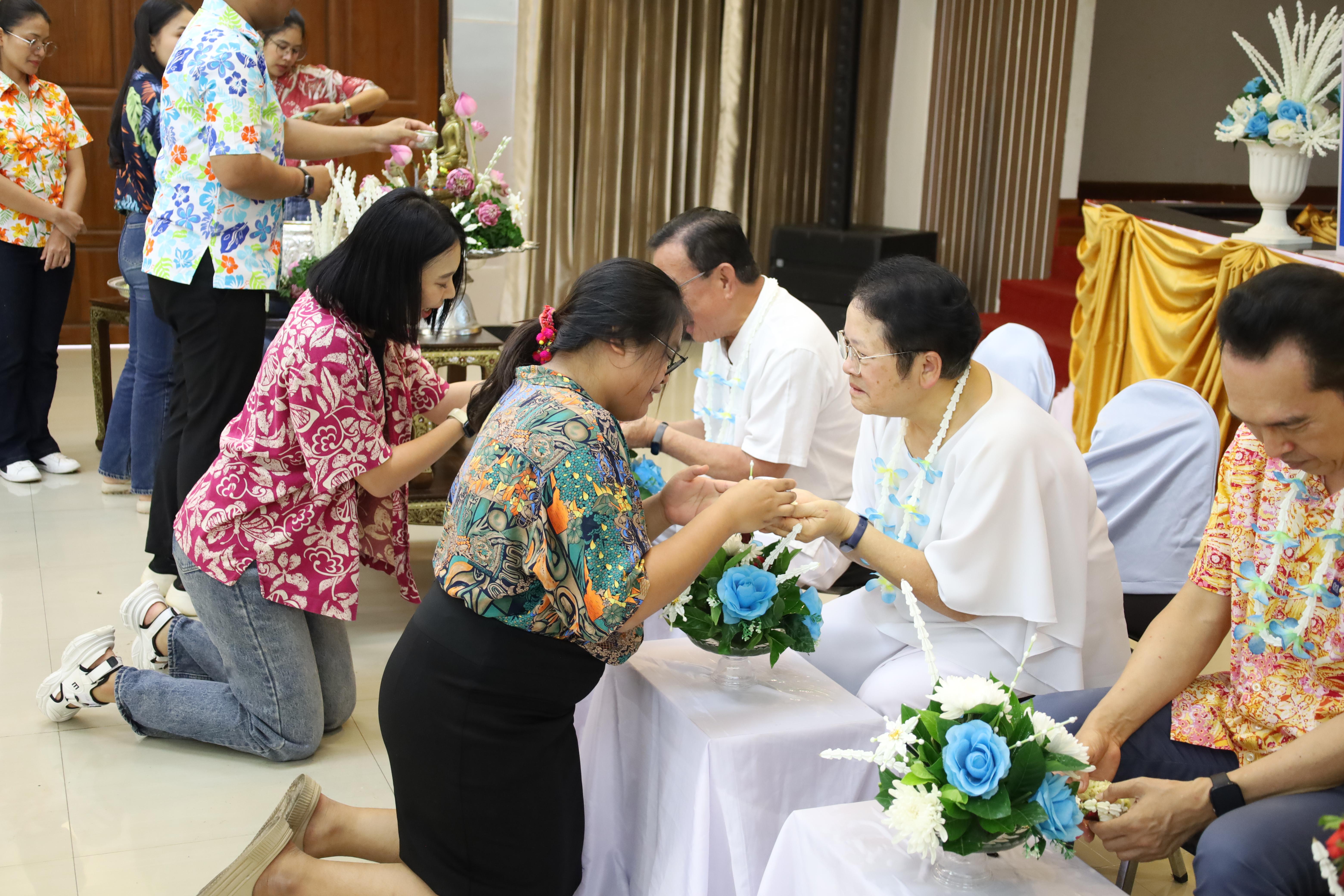 143. วันที่ 26 เมษายน 2568 สาขาการบริหารการศึกษา ได้จัดกิจกรรมรดน้ำดำหัวคณาจารย์ระดับบัณฑิตศึกษา ประจำสาขาการบริหารการศึกษา ณ ห้องประชุมครุร่มสัก 1 ชั้น 3 อาคารคณะครุศาสตร์